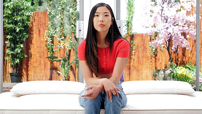 Net Video Girls: Geeky Asian Girl Has New Experiences – Elle