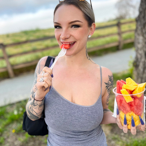 MrLuckyLife – Huge Boobs Lilith Jane Doesnt Need A Life Vest