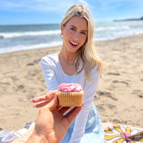 MrLuckyLife – Malibu Beach Picnic With Sexy Slim Blonde Jill Kassidy